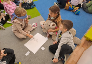 Na zdjęciu widać dzieci na zajęciach z okazji dnia Pluszowego Misia.