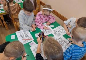 Na zdjęciu widać dzieci na zajęciach z okazji dnia Pluszowego Misia.