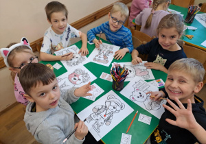 Na zdjęciu widać dzieci na zajęciach z okazji dnia Pluszowego Misia.