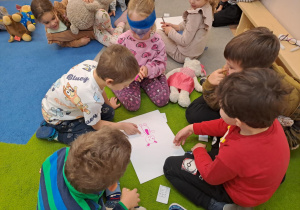 Na zdjęciu widać dzieci na zajęciach z okazji dnia Pluszowego Misia.