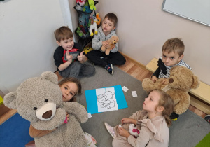 Na zdjęciu widać dzieci na zajęciach z okazji dnia Pluszowego Misia.