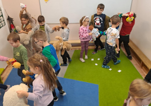 Na zdjęciu widać dzieci na zajęciach z okazji dnia Pluszowego Misia.