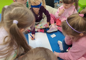 Na zdjęciu widać dzieci na zajęciach z okazji dnia Pluszowego Misia.