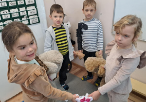Na zdjęciu widać dzieci na zajęciach z okazji dnia Pluszowego Misia.