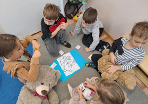 Na zdjęciu widać dzieci na zajęciach z okazji dnia Pluszowego Misia.