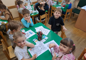 Na zdjęciu widać dzieci na zajęciach z okazji dnia Pluszowego Misia.