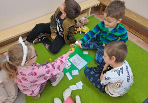 Na zdjęciu widać dzieci na zajęciach z okazji dnia Pluszowego Misia.