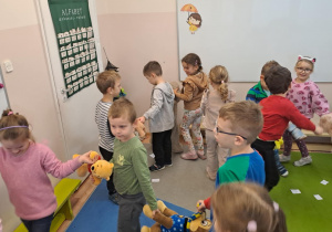 Na zdjęciu widać dzieci na zajęciach z okazji dnia Pluszowego Misia.
