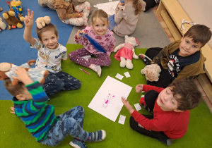 Na zdjęciu widać dzieci na zajęciach z okazji dnia Pluszowego Misia.