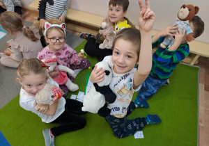 Na zdjęciu widać dzieci na zajęciach z okazji dnia Pluszowego Misia.