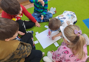 Na zdjęciu widać dzieci na zajęciach z okazji dnia Pluszowego Misia.