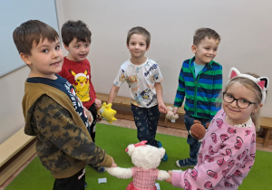 Na zdjęciu widać dzieci na zajęciach z okazji dnia Pluszowego Misia.