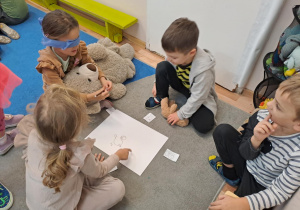 Na zdjęciu widać dzieci na zajęciach z okazji dnia Pluszowego Misia.