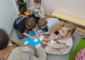 Na zdjęciu widać dzieci na zajęciach z okazji dnia Pluszowego Misia.