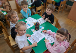 Na zdjęciu widać dzieci na zajęciach z okazji dnia Pluszowego Misia.