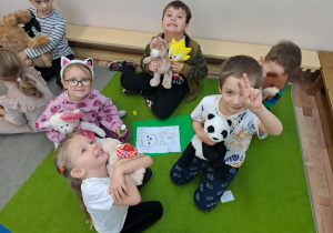 Na zdjęciu widać dzieci na zajęciach z okazji dnia Pluszowego Misia.