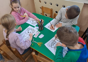 Na zdjęciu widać dzieci na zajęciach z okazji dnia Pluszowego Misia.