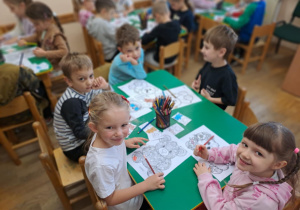 Na zdjęciu widać dzieci na zajęciach z okazji dnia Pluszowego Misia.