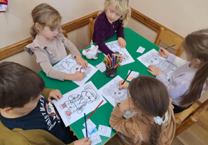 Na zdjęciu widać dzieci na zajęciach z okazji dnia Pluszowego Misia.