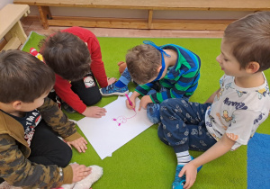 Na zdjęciu widać dzieci na zajęciach z okazji dnia Pluszowego Misia.