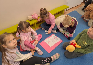 Na zdjęciu widać dzieci na zajęciach z okazji dnia Pluszowego Misia.