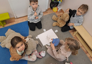 Na zdjęciu widać dzieci na zajęciach z okazji dnia Pluszowego Misia.