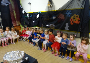 Na zdjęciu widać dzieci na "Zabawie Andrzejkowej"