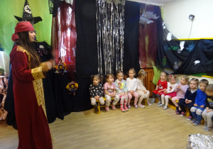 Na zdjęciu widać dzieci na "Zabawie Andrzejkowej"