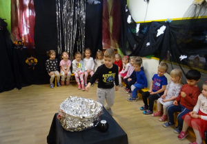 Na zdjęciu widać dzieci na "Zabawie Andrzejkowej"