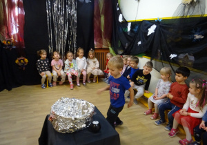 Na zdjęciu widać dzieci na "Zabawie Andrzejkowej"