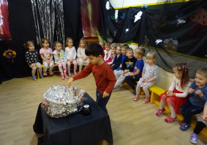 Na zdjęciu widać dzieci na "Zabawie Andrzejkowej"