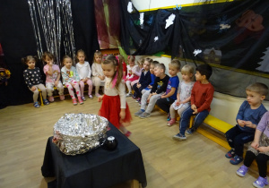 Na zdjęciu widać dzieci na "Zabawie Andrzejkowej"
