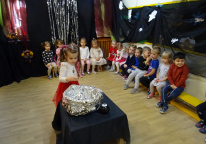 Na zdjęciu widać dzieci na "Zabawie Andrzejkowej"