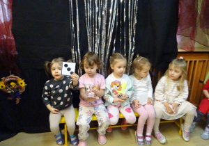 Na zdjęciu widać dzieci na "Zabawie Andrzejkowej"