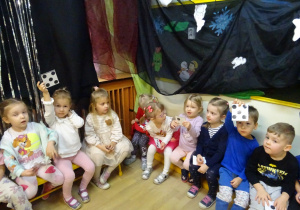 Na zdjęciu widać dzieci na "Zabawie Andrzejkowej"