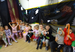 Na zdjęciu widać dzieci na "Zabawie Andrzejkowej"