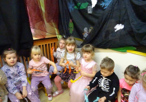 Na zdjęciu widać dzieci na "Zabawie Andrzejkowej"