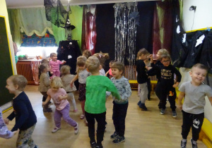 Na zdjęciu widać dzieci na "Zabawie Andrzejkowej"