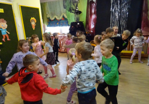 Na zdjęciu widać dzieci na "Zabawie Andrzejkowej"