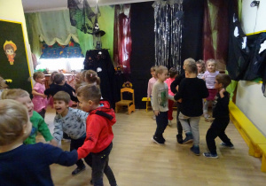 Na zdjęciu widać dzieci na "Zabawie Andrzejkowej"