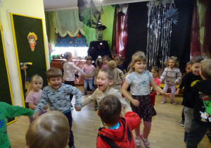 Na zdjęciu widać dzieci na "Zabawie Andrzejkowej"