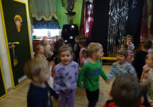 Na zdjęciu widać dzieci na "Zabawie Andrzejkowej"