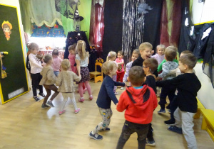 Na zdjęciu widać dzieci na "Zabawie Andrzejkowej"