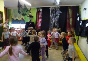 Na zdjęciu widać dzieci na "Zabawie Andrzejkowej"