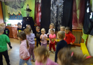 Na zdjęciu widać dzieci na "Zabawie Andrzejkowej"