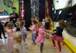 Na zdjęciu widać dzieci na "Zabawie Andrzejkowej"