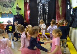 Na zdjęciu widać dzieci na "Zabawie Andrzejkowej"