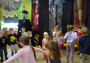 Na zdjęciu widać dzieci na "Zabawie Andrzejkowej"