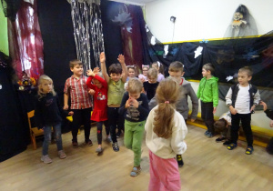 Na zdjęciu widać dzieci na "Zabawie Andrzejkowej"