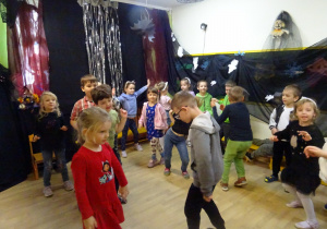 Na zdjęciu widać dzieci na "Zabawie Andrzejkowej"